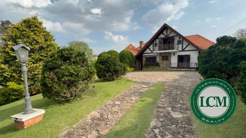 Casa no alto do condomínio com vista para a represa