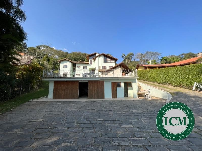 Casa com vista para a represa, deck privativo e garagem de barco