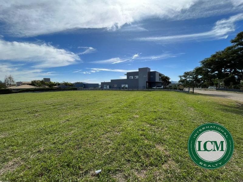 Terreno à venda no Condomínio Porto Laranjeiras