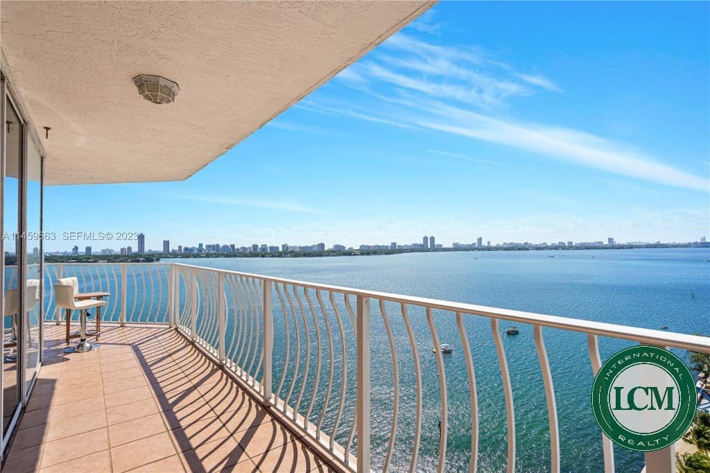 Apartamento à venda com Vista para a Baía e o Skyline de Miami